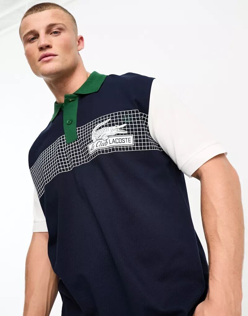 

Темно-синяя рубашка-поло свободного кроя Lacoste с цветными блоками и графическим принтом спереди
