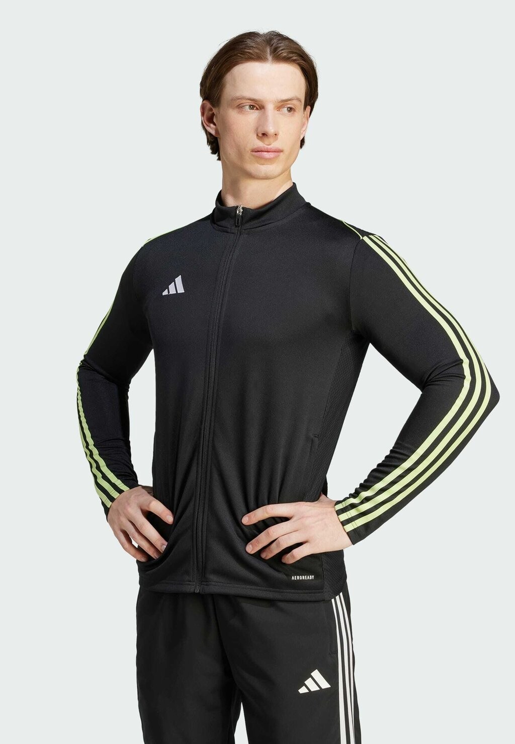

Куртка спортивная Adidas