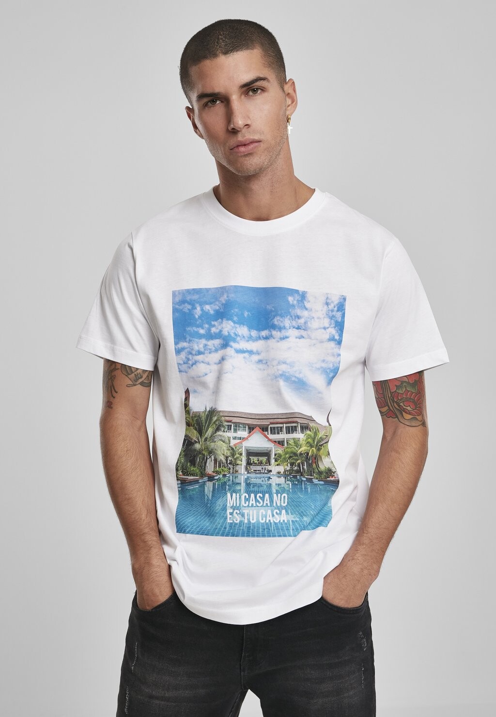 

Футболка с принтом MI CASA NO ES TU CASA Mister Tee, белый