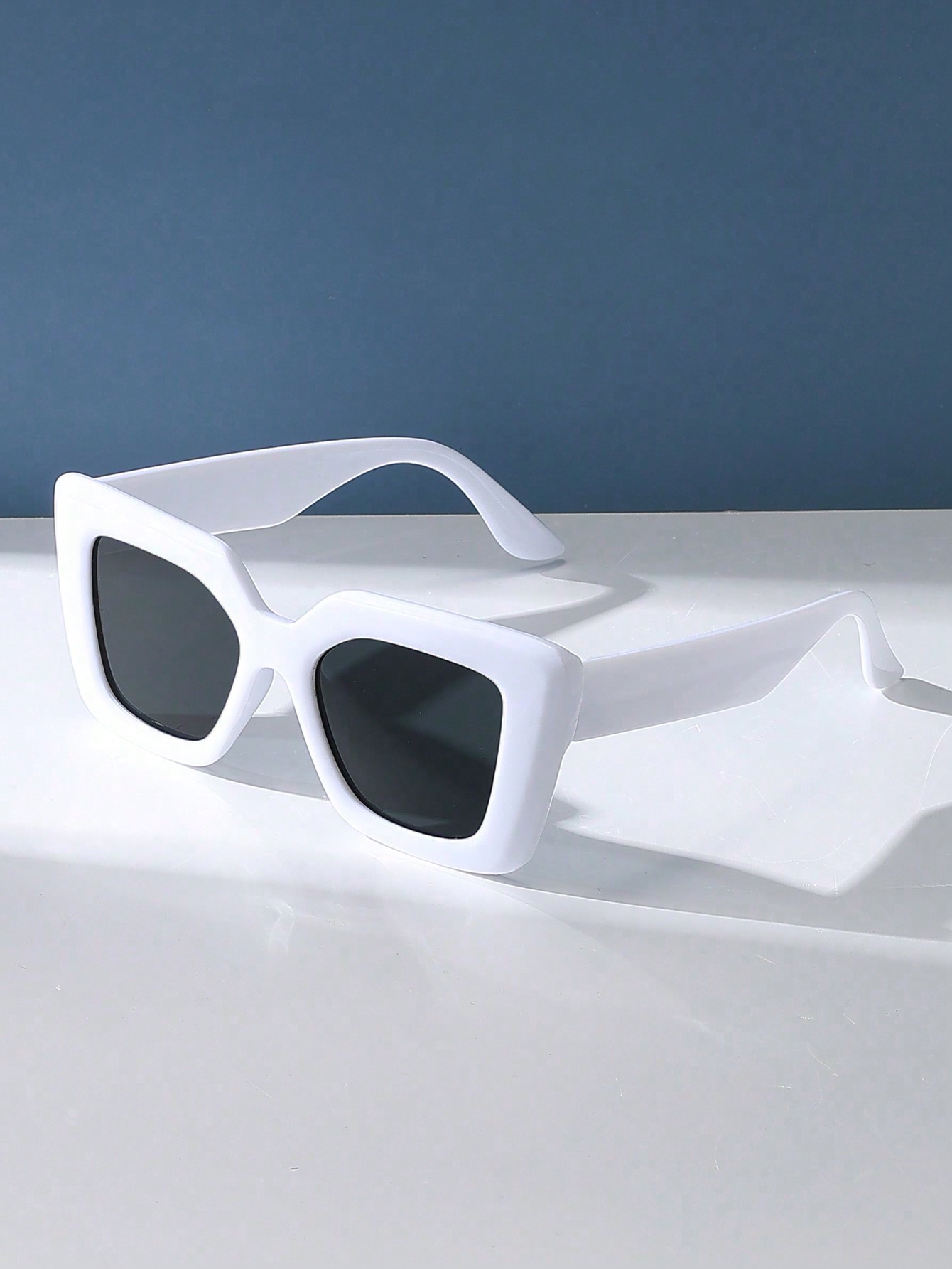 1шт Женские квадратные модные солнцезащитные очки с пластиковым декором для повседневного ношения цена и фото