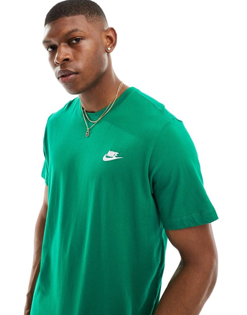 

Nike Club — зеленая футболка