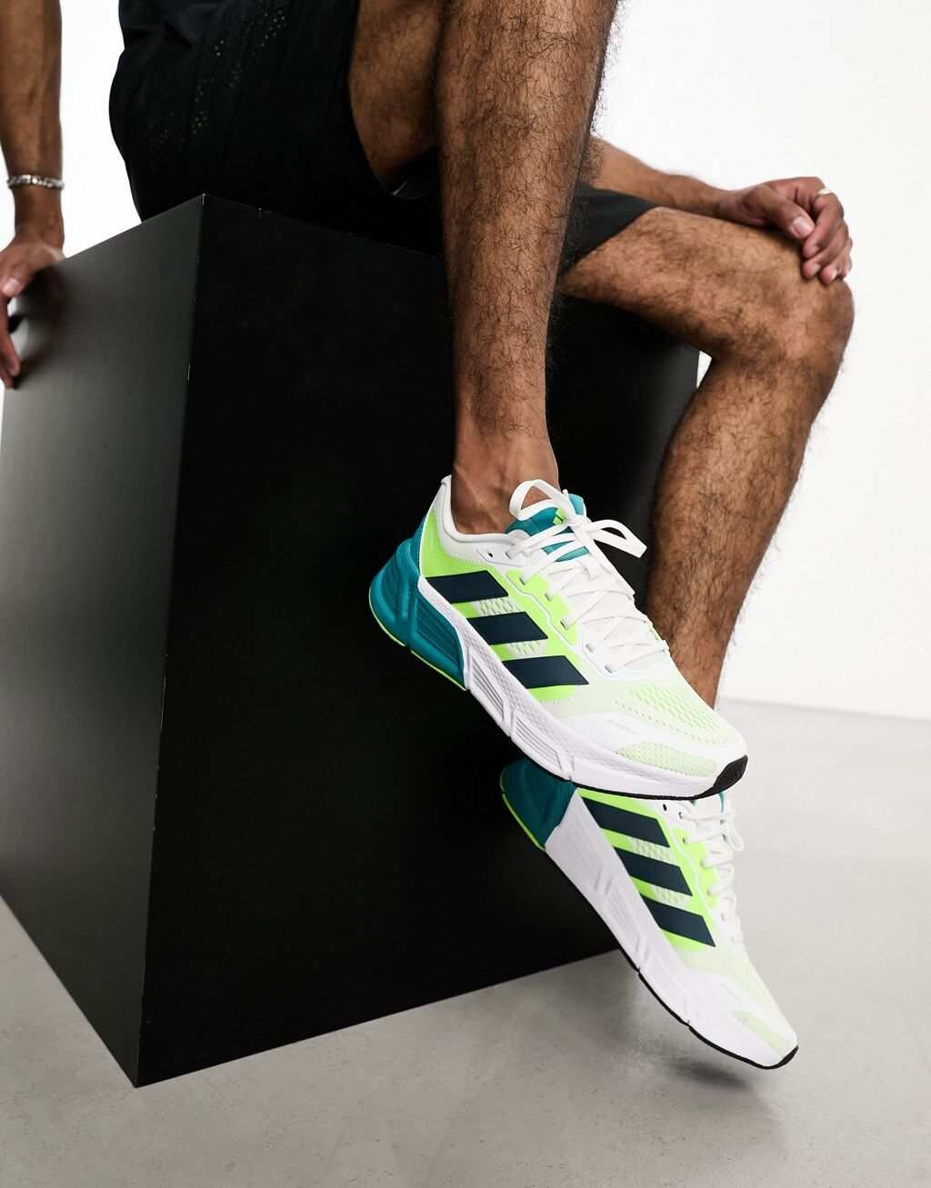 

Бело-зеленые кроссовки adidas Running Questar 2
