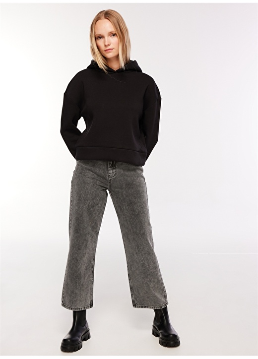 цена Широкие женские джинсовые брюки антрацитового цвета с нормальной талией Fabrika