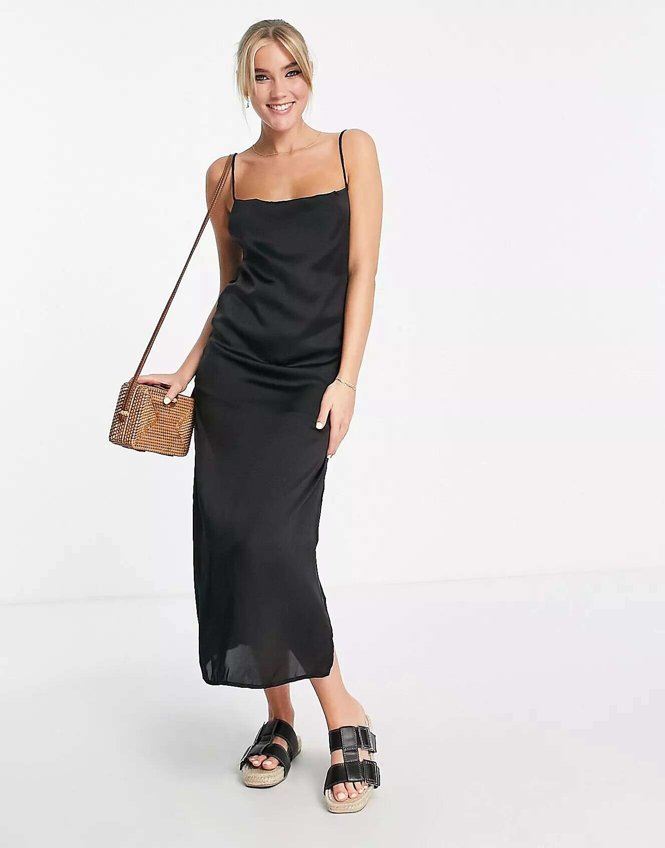 Черное атласное платье-комбинация миди Pull&Bear цена и фото