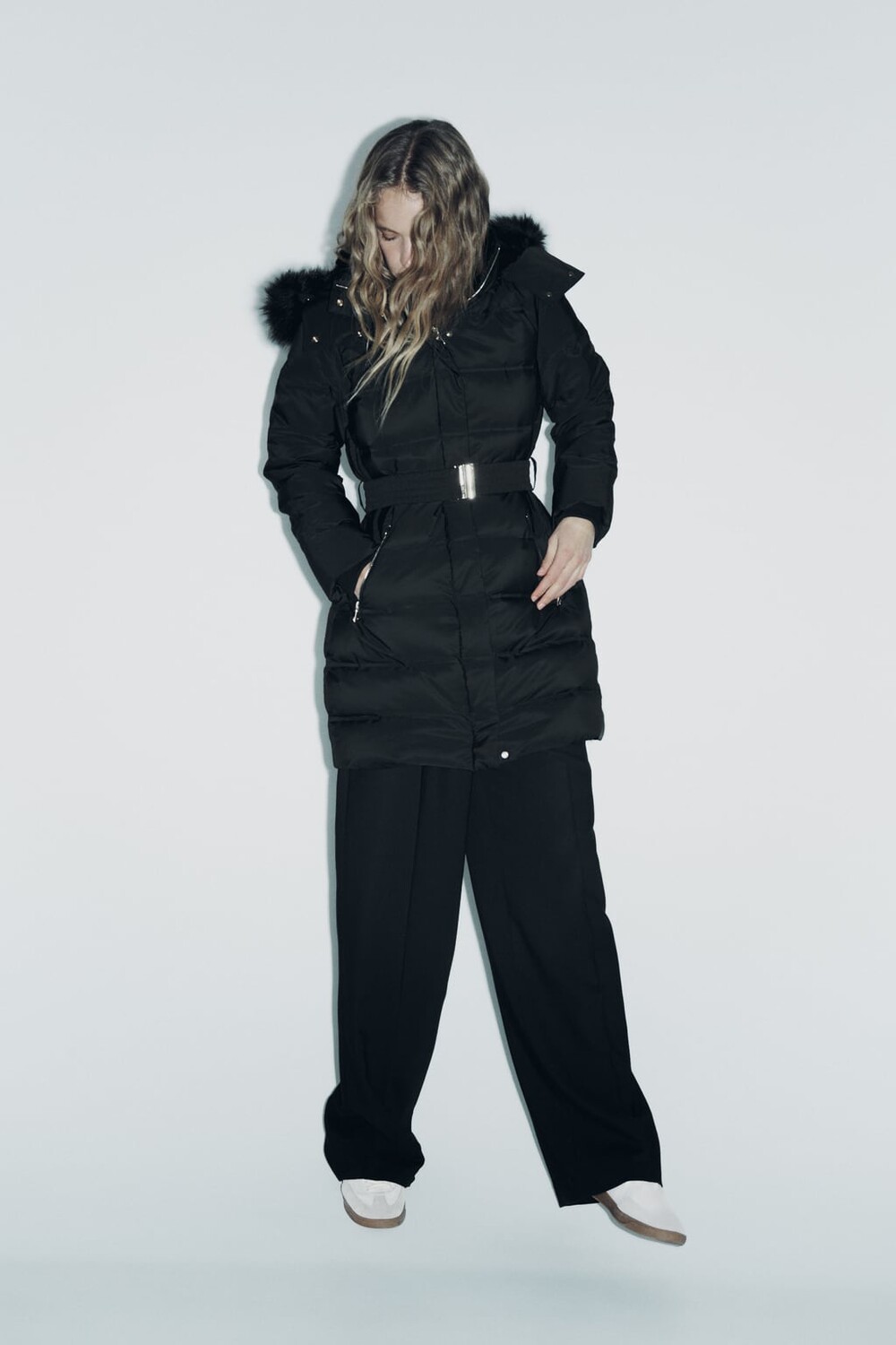 

Пуховик с капюшоном и искусственным мехом ZARA, черный