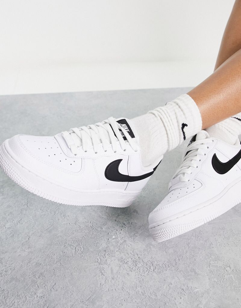 

Бело-черные кроссовки Nike Air Force 1 '07
