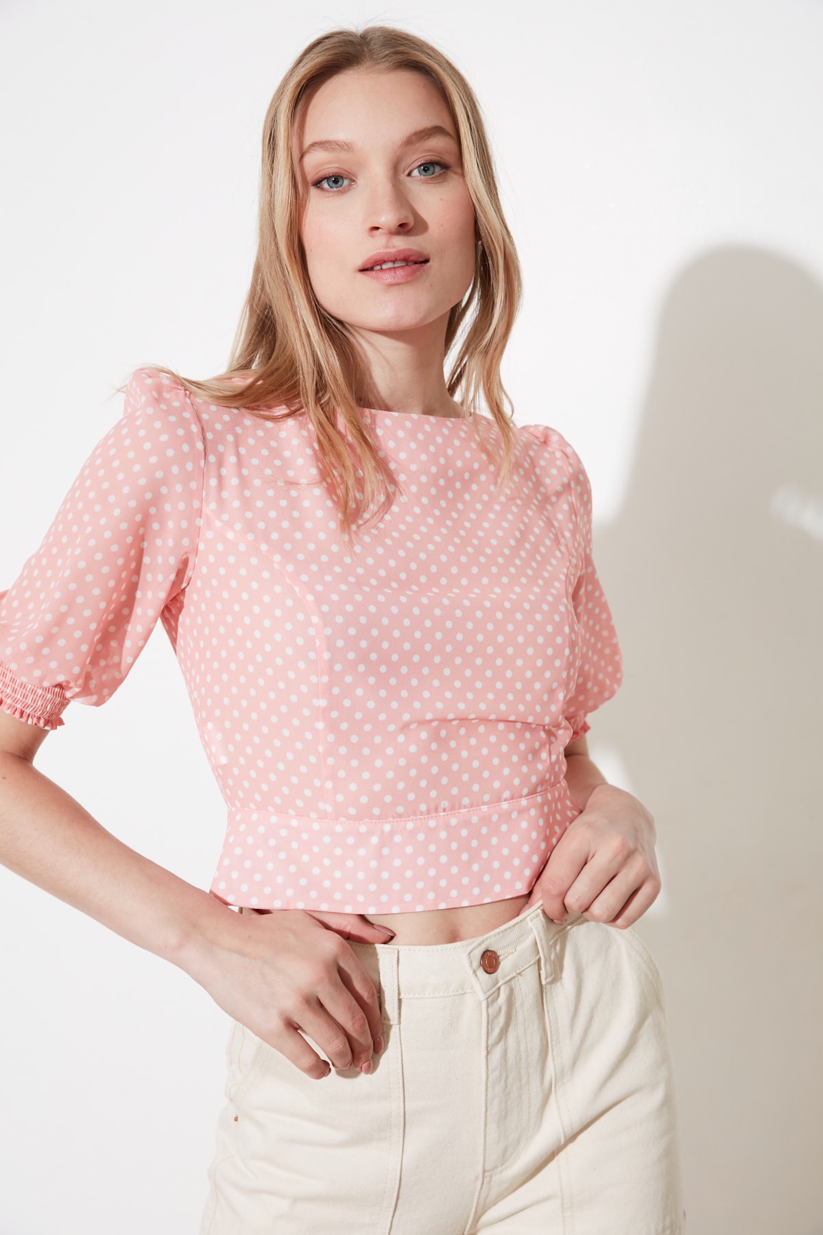 Блузка Trendyol полупрозрачная с объемными рукавами, розовый блузка из шитья с объемными рукавами