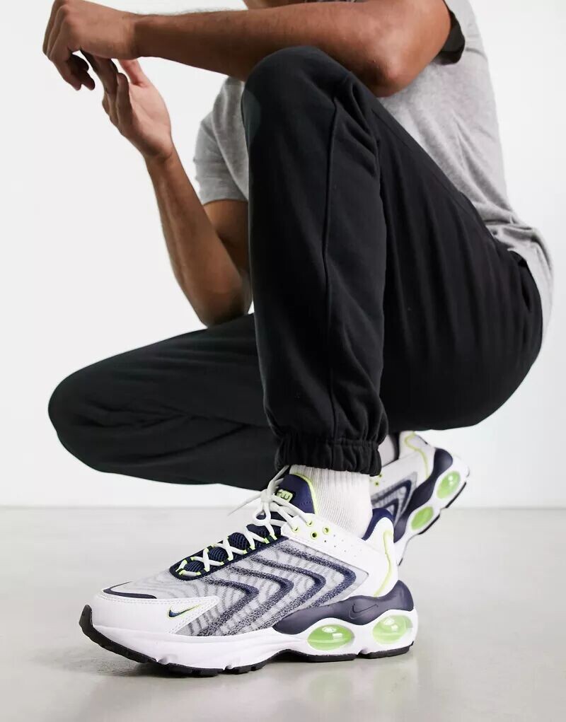 

Белые кроссовки Nike Air Max TW