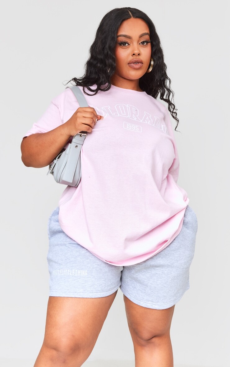

PrettyLittleThing Футболка с принтом Plus Baby Pink Colorado 1995