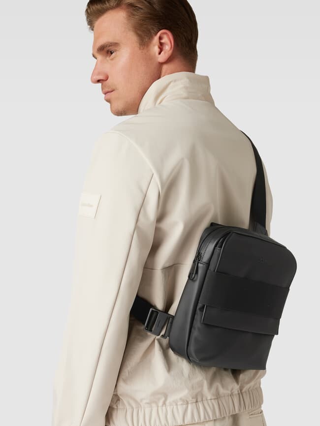 

Сумка через плечо с детальной этикеткой, модель TECH Calvin Klein, черный