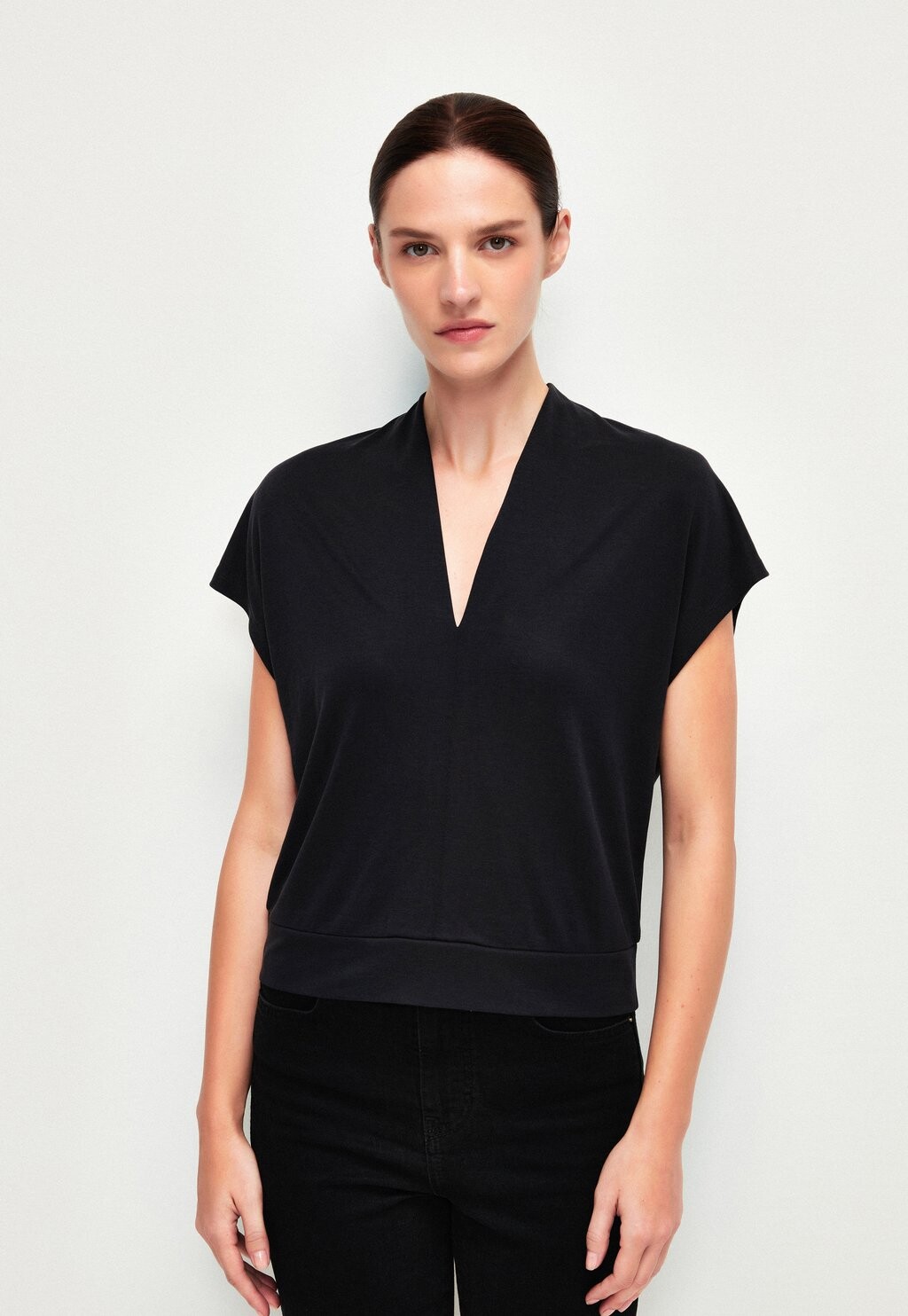 

Базовая футболка V NECK SHORT SLEEVE adL, цвет black
