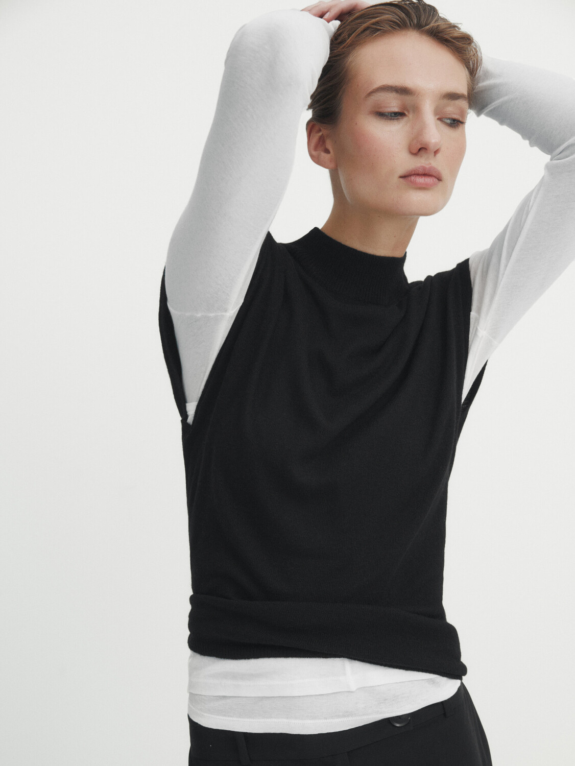 

Трикотажный жилет с высокой горой Massimo Dutti, черный