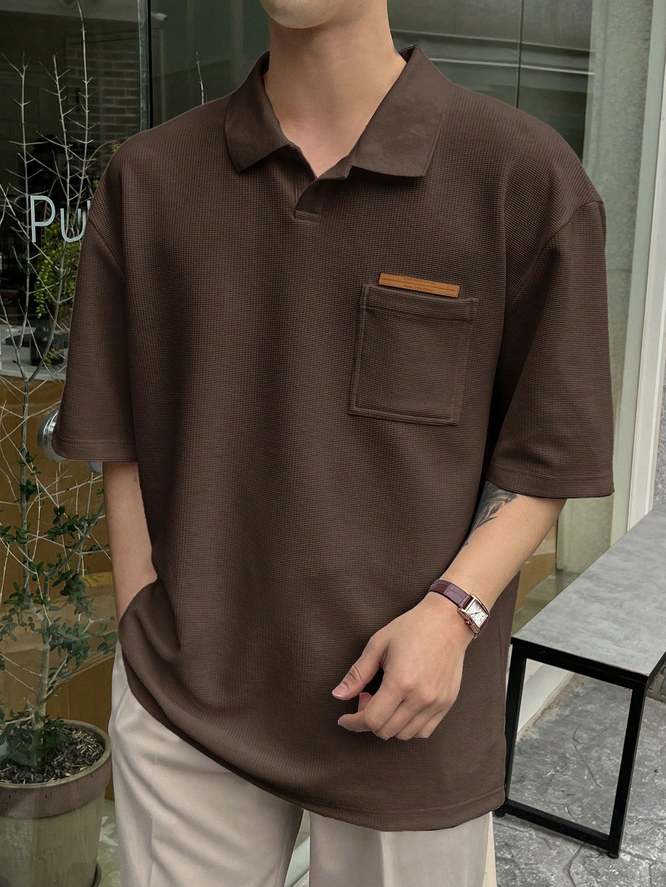 цена DAZY Мужская текстурированная рубашка-поло с короткими рукавами и карманом, кофейный коричневый