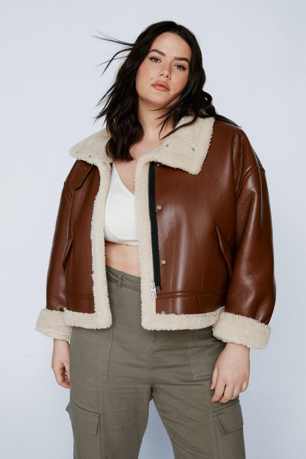 

Куртка-авиатор больших размеров с пряжкой Nasty Gal, коричневый