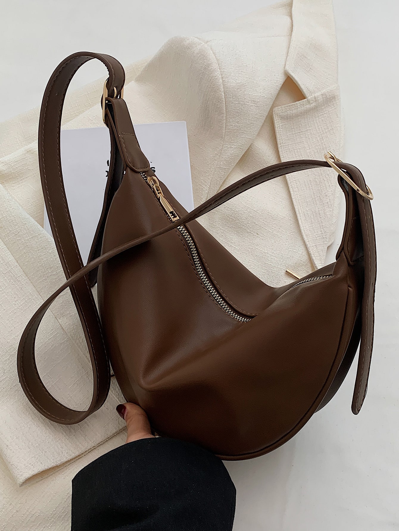 цена Минималистичная сумка-хобо, коричневый
