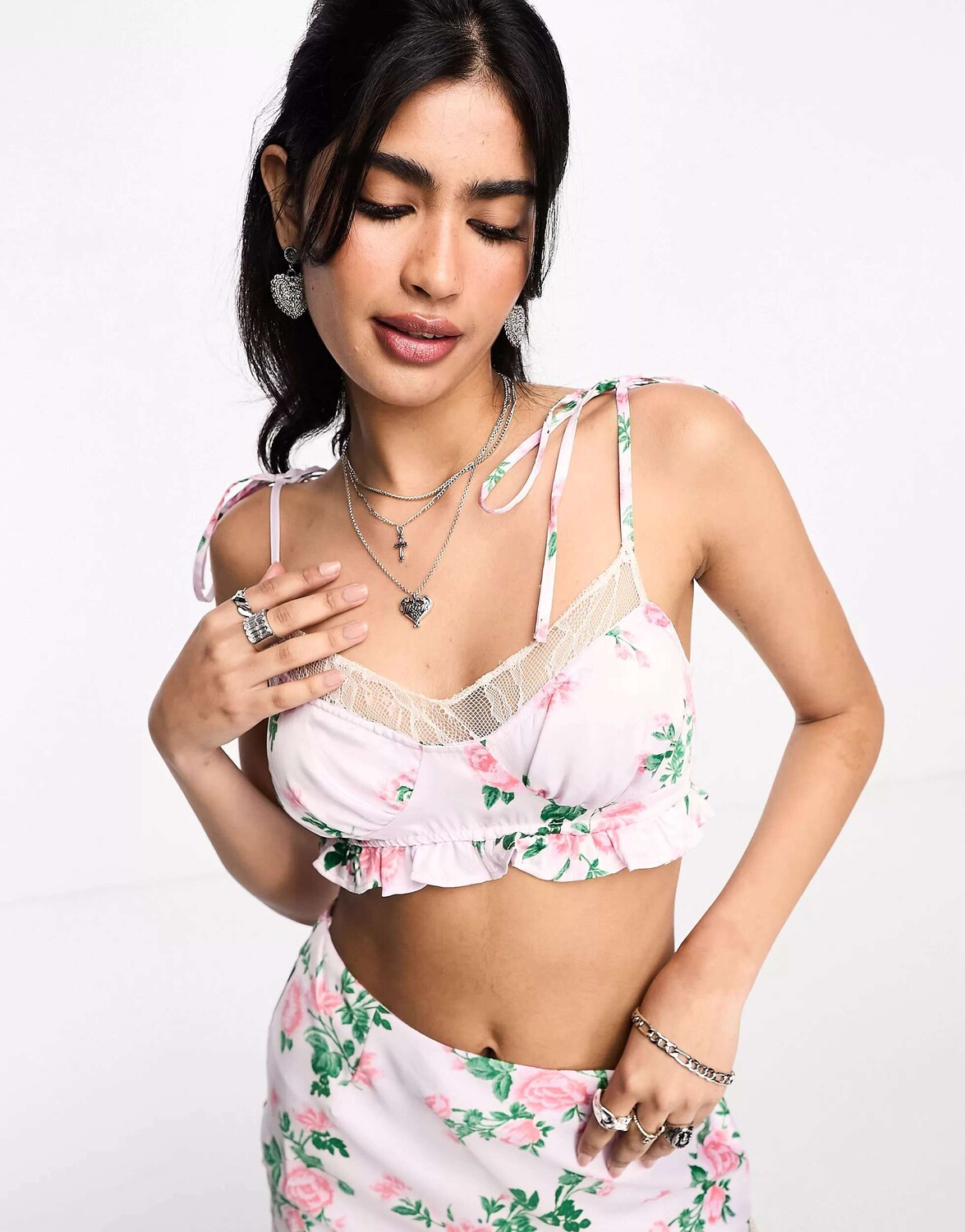 

Атласный топ на бретельках с розовым цветочным принтом и кружевом ASOS