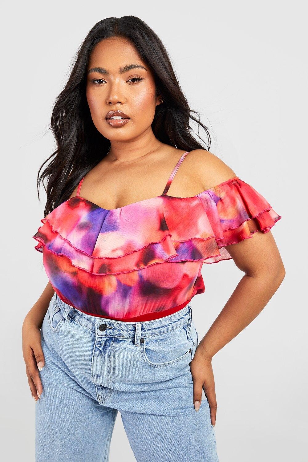 

Боди с холодными плечами и руфлями plus Boohoo, красный