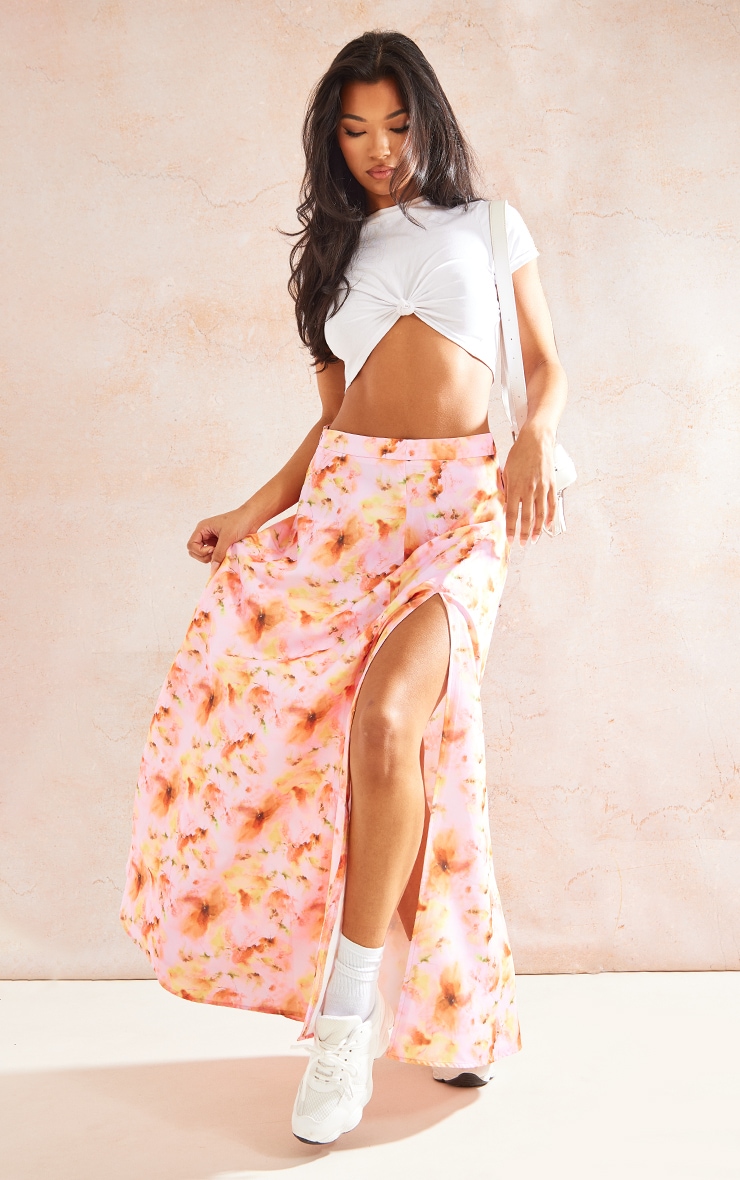 PrettyLittleThing Розовая струящаяся длинная юбка с размытым цветочным принтом фото