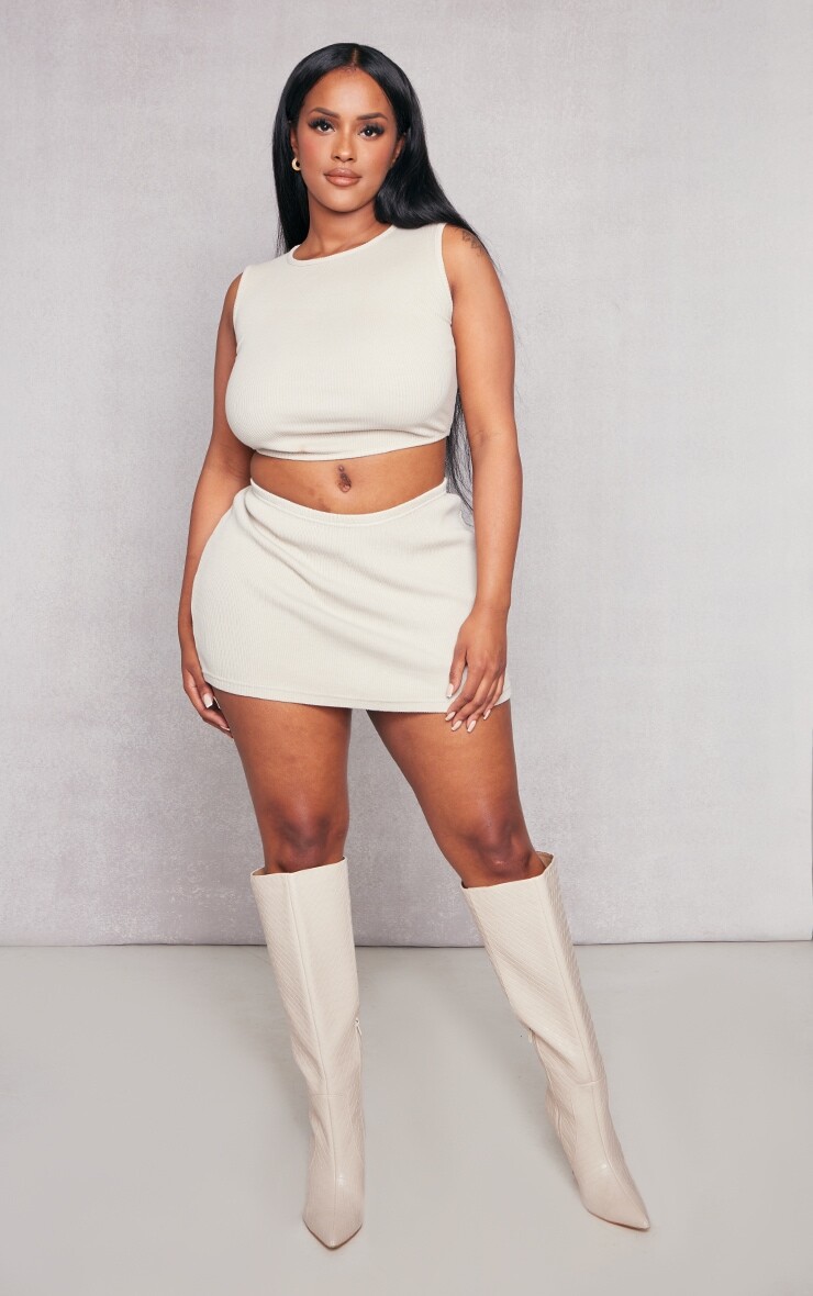 

PrettyLittleThing Кремовая мини-юбка Shape с плотными ребрами и низкой посадкой
