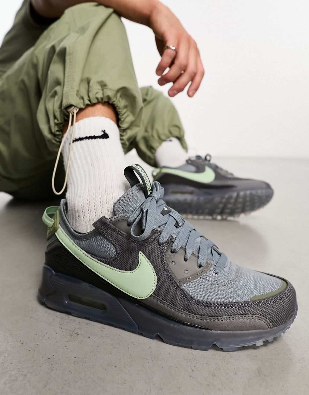

Серые и зеленые кроссовки Nike Air Max Terrascape 90