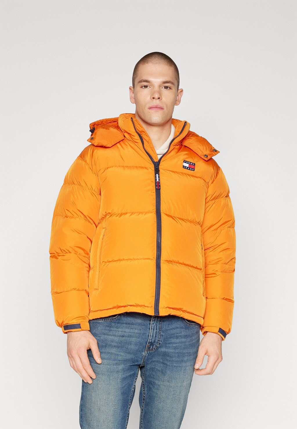 Куртка Tommy Jeans АЛЯСКА ПУФФЕР, цвет bonfire orange