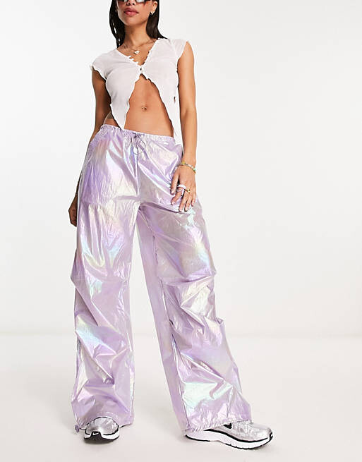 

Серебристые брюки карго с переливающимися парашютами ASOS DESIGN