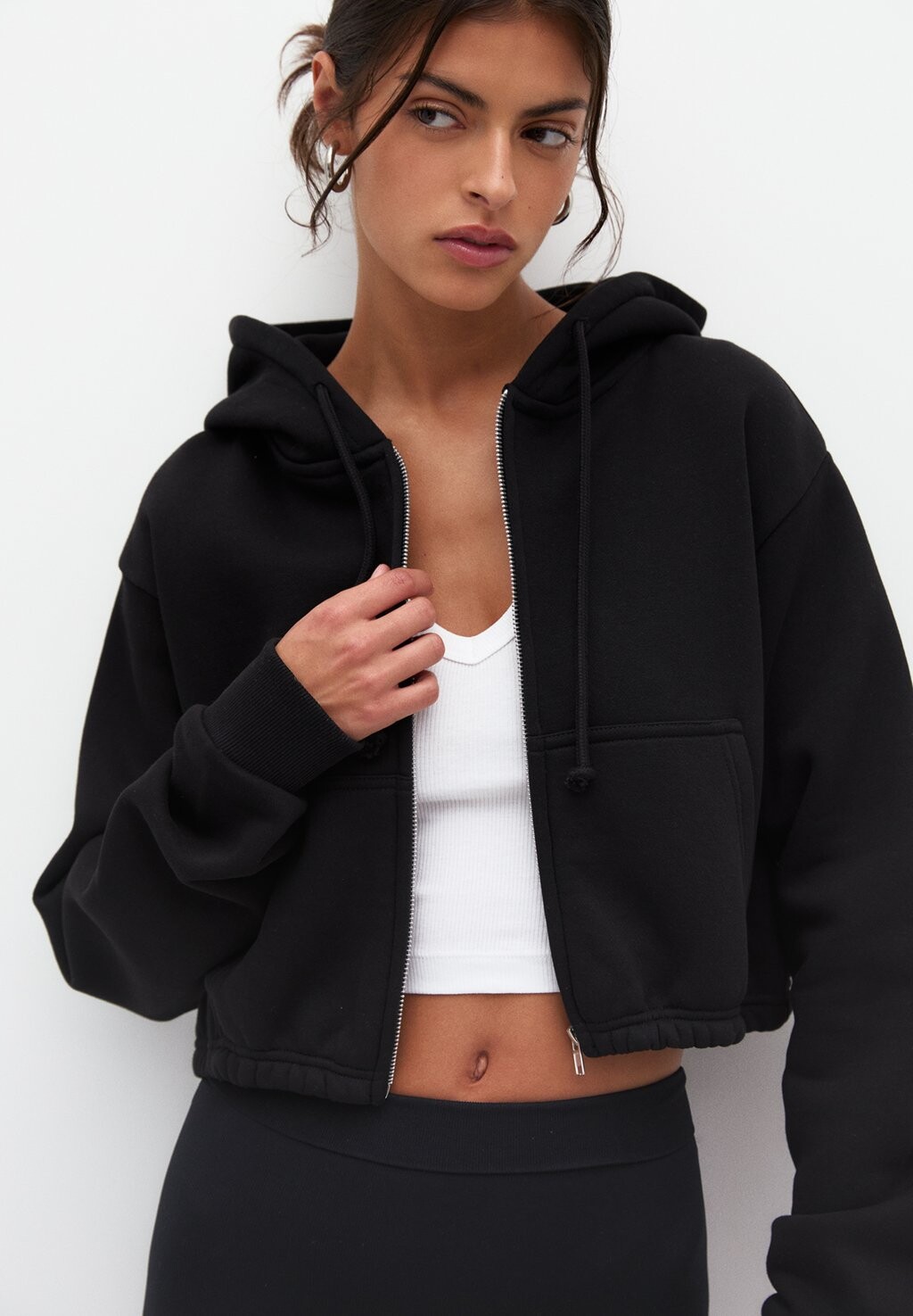 

Свитер на молнии CROPPED PULL&BEAR, черный