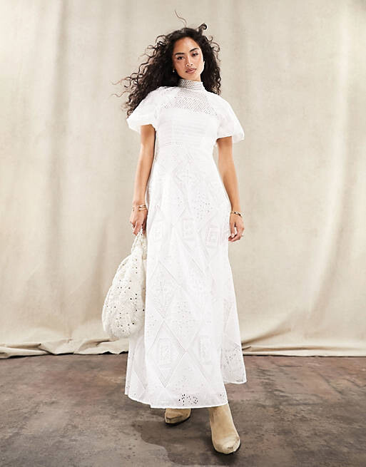 

Белое платье макси из кружева с нашивками и крючком ASOS DESIGN
