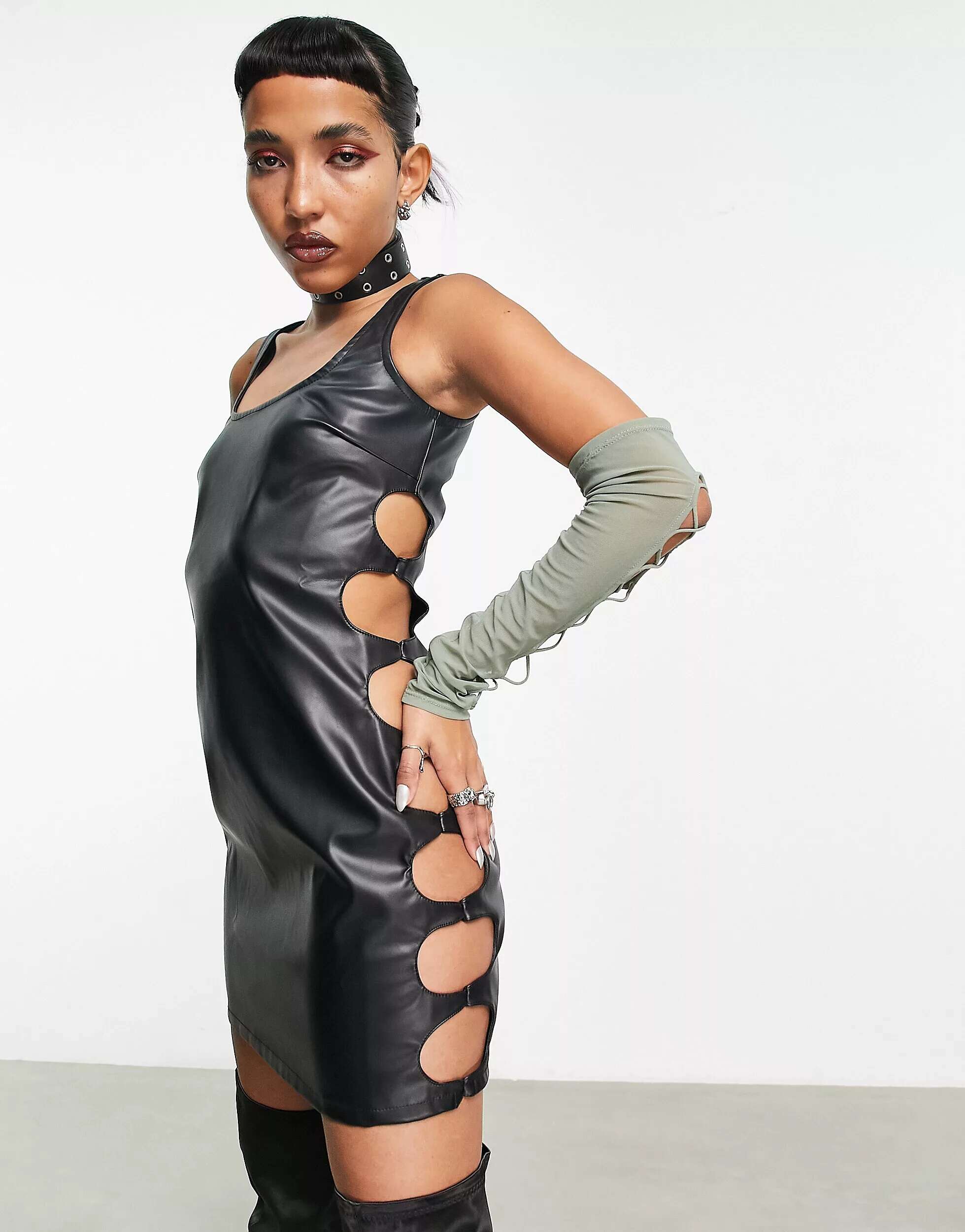 Черное мини-платье с жилетом из искусственной кожи COLLUSION