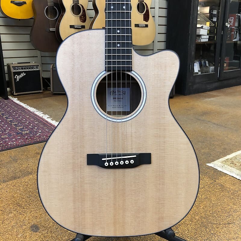 

Акустическая гитара Martin 000CJr-10E Junior Series Auditorium Cutaway Acoustic-Electric Guitar w/Padded Gig Bag