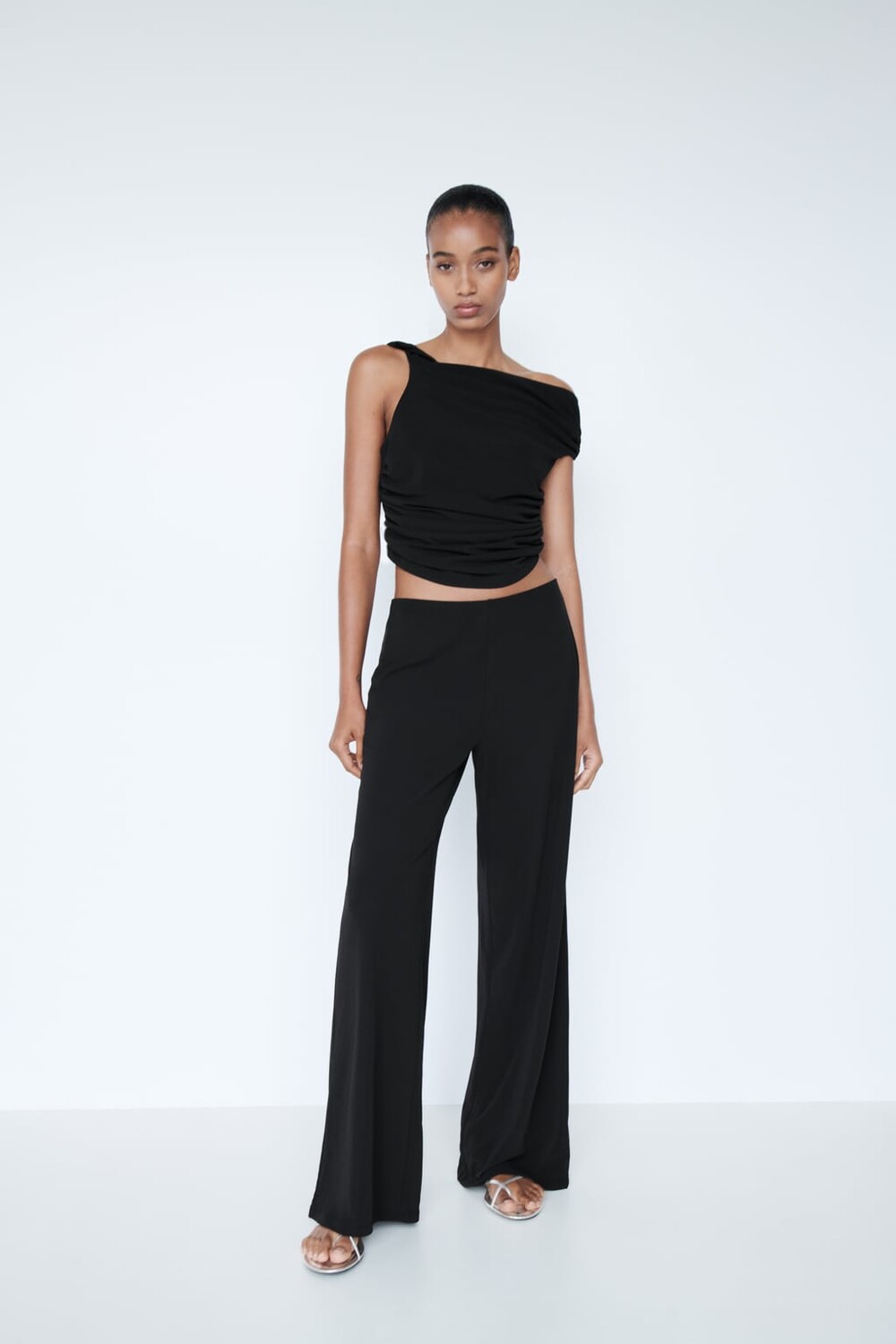 

Асимметричный топ с драпировкой ZARA, черный