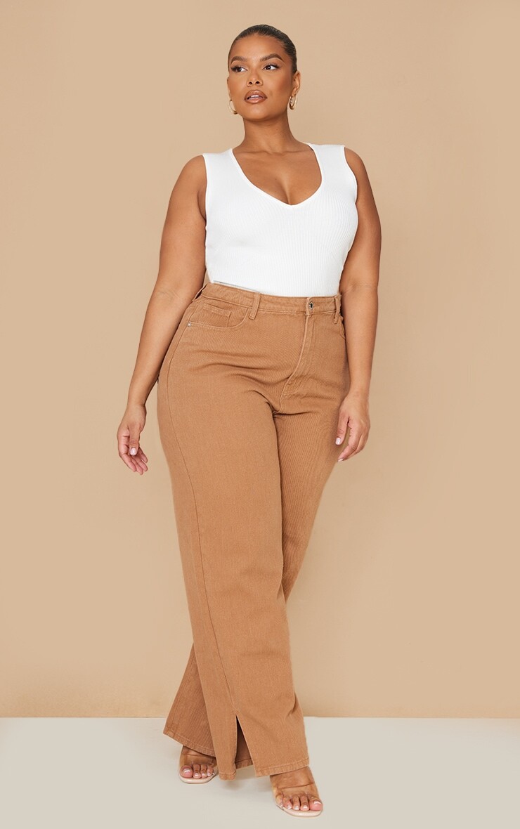 

PrettyLittleThing Плюс коричневые джинсы с разрезом на подоле