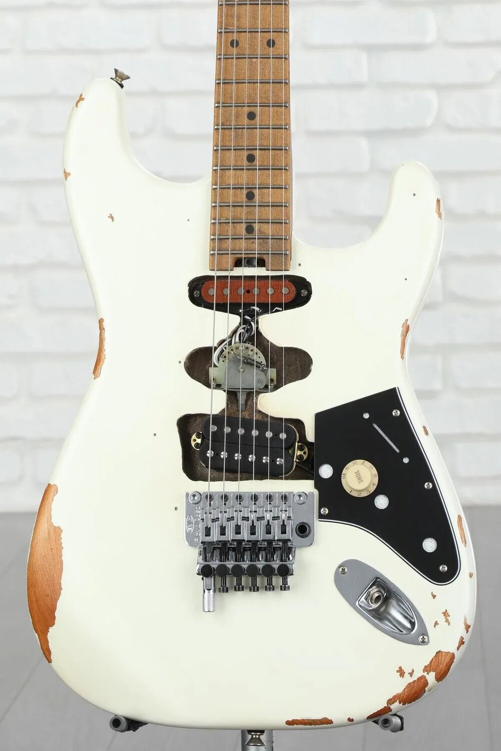

Новая электрогитара Relic серии EVH Frankenstein — белая