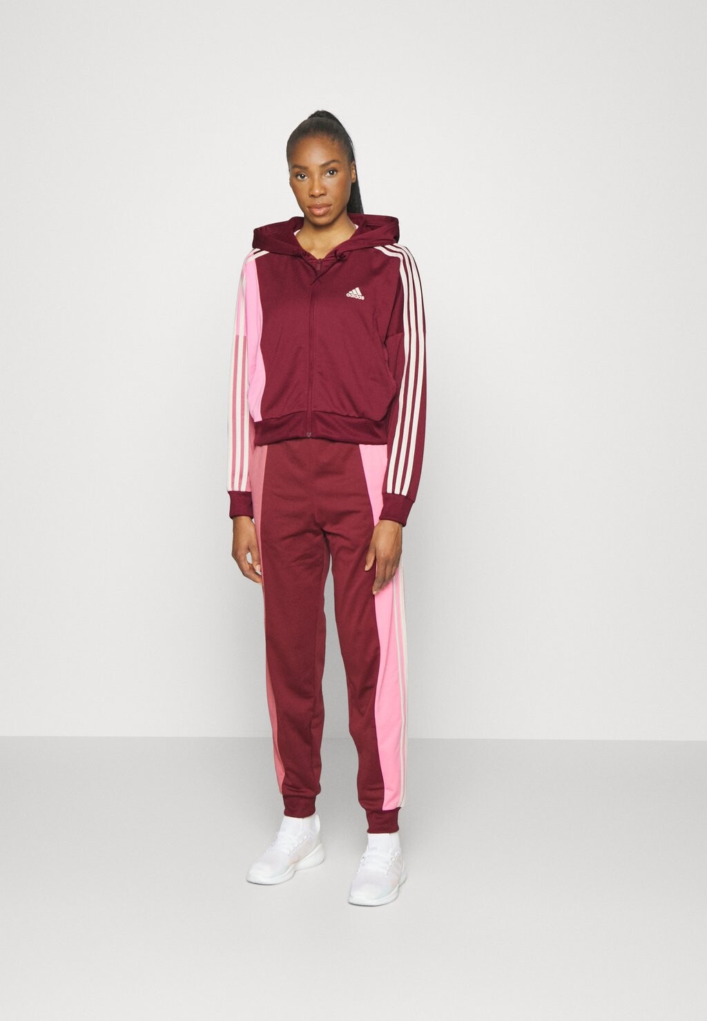 

Спортивный костюм Adidas