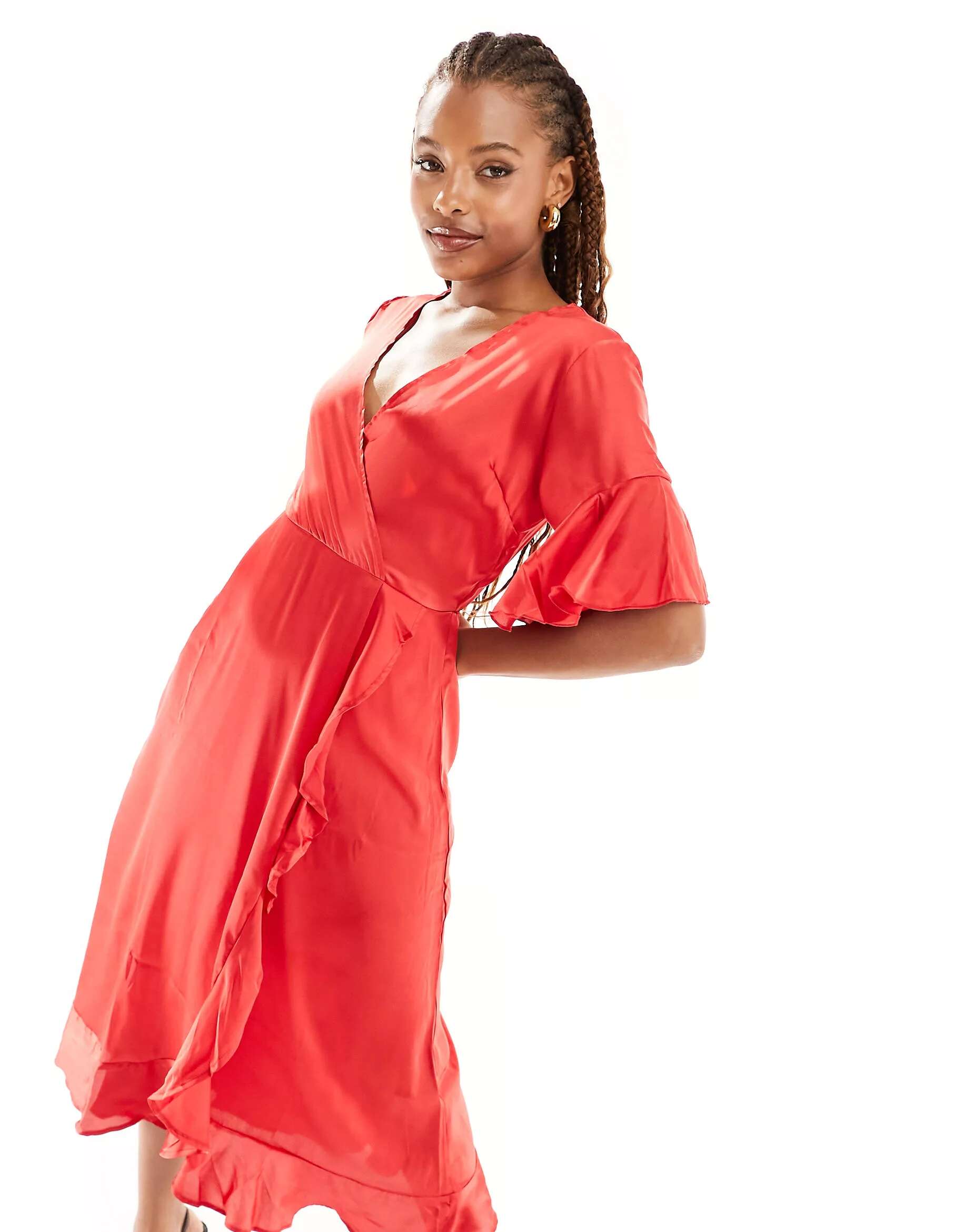 цена Красное атласное платье с запахом AX Paris Bardot