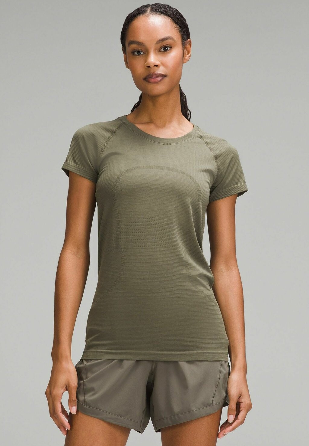

Базовая футболка SWIFTLY TECH SHORT SLEEVE lululemon, цвет army green