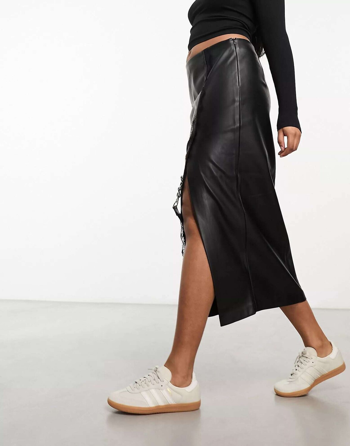 

Черная юбка миди из искусственной кожи с кружевной отделкой River Island