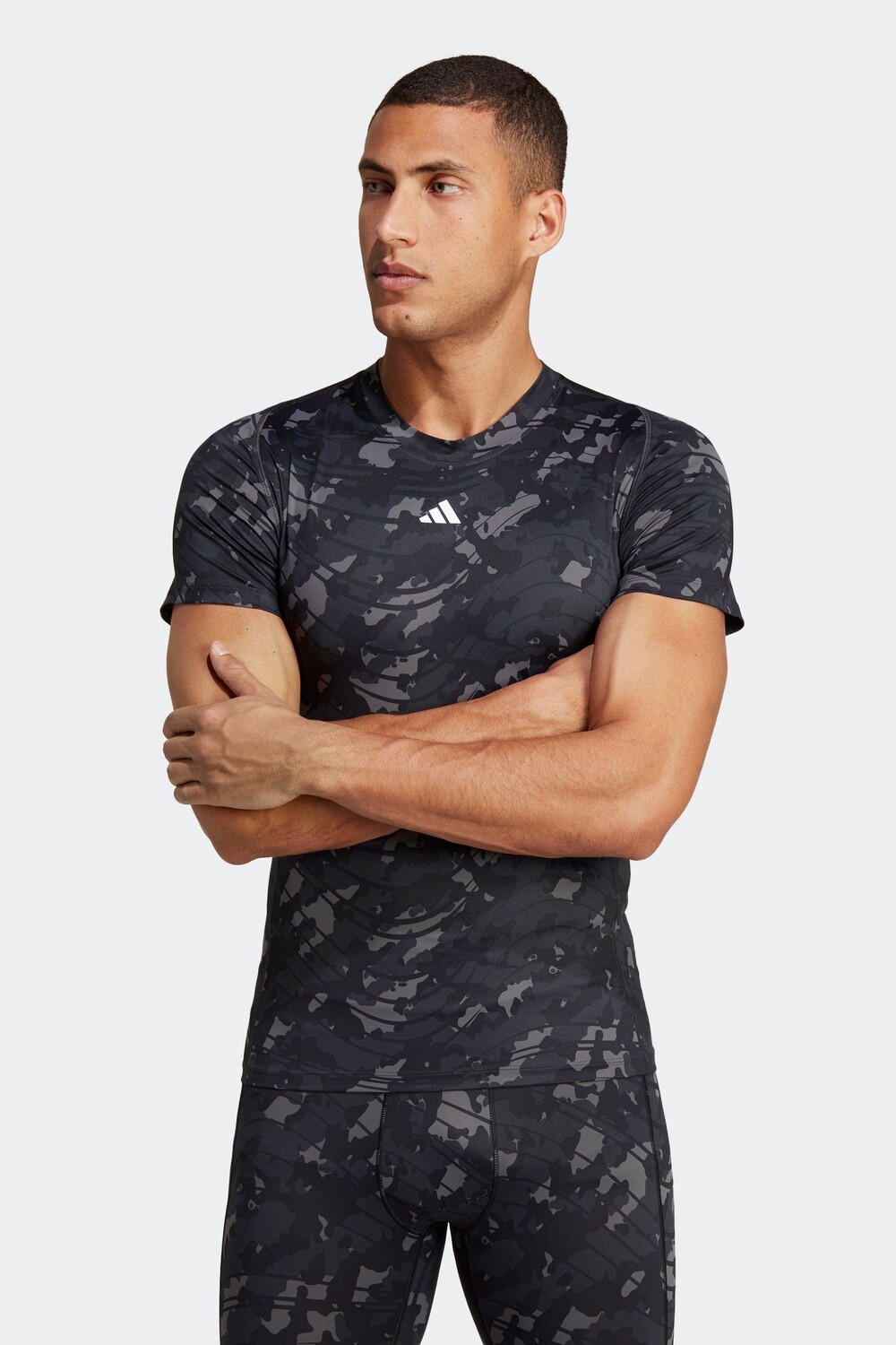 

Тренировочная футболка Performance Techfit с принтом по всей поверхности adidas, черный