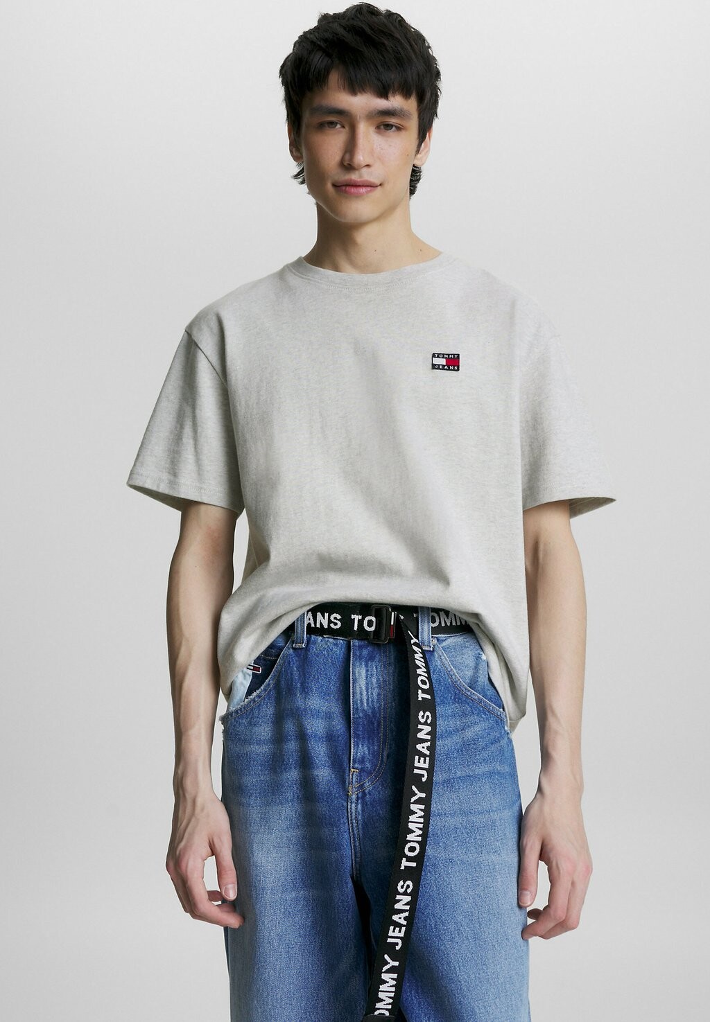 

Базовая футболка BADGE CLASSIC FIT Tommy Jeans, серебристо-серый
