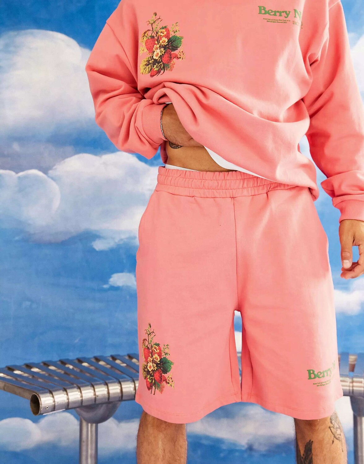 

Коралловые шорты свободного кроя с ягодным графическим принтом ASOS Actual Coord