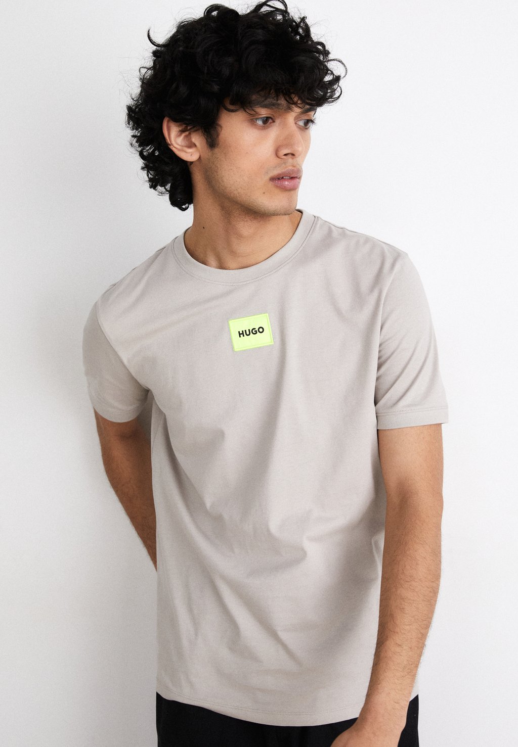 Базовая футболка DIRAGOLINO HUGO, цвет pastel grey базовая футболка diragolino hugo черный