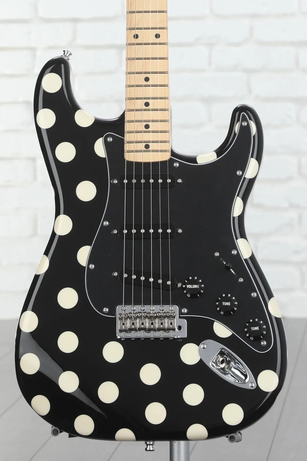 

Стандартный Stratocaster Fender Buddy Guy — в горошек