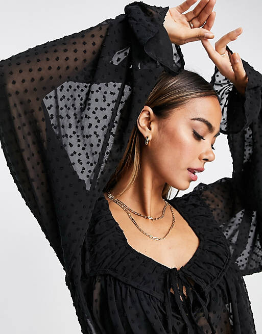 

Черная блузка добби с объемными рукавами и завязкой спереди ASOS DESIGN