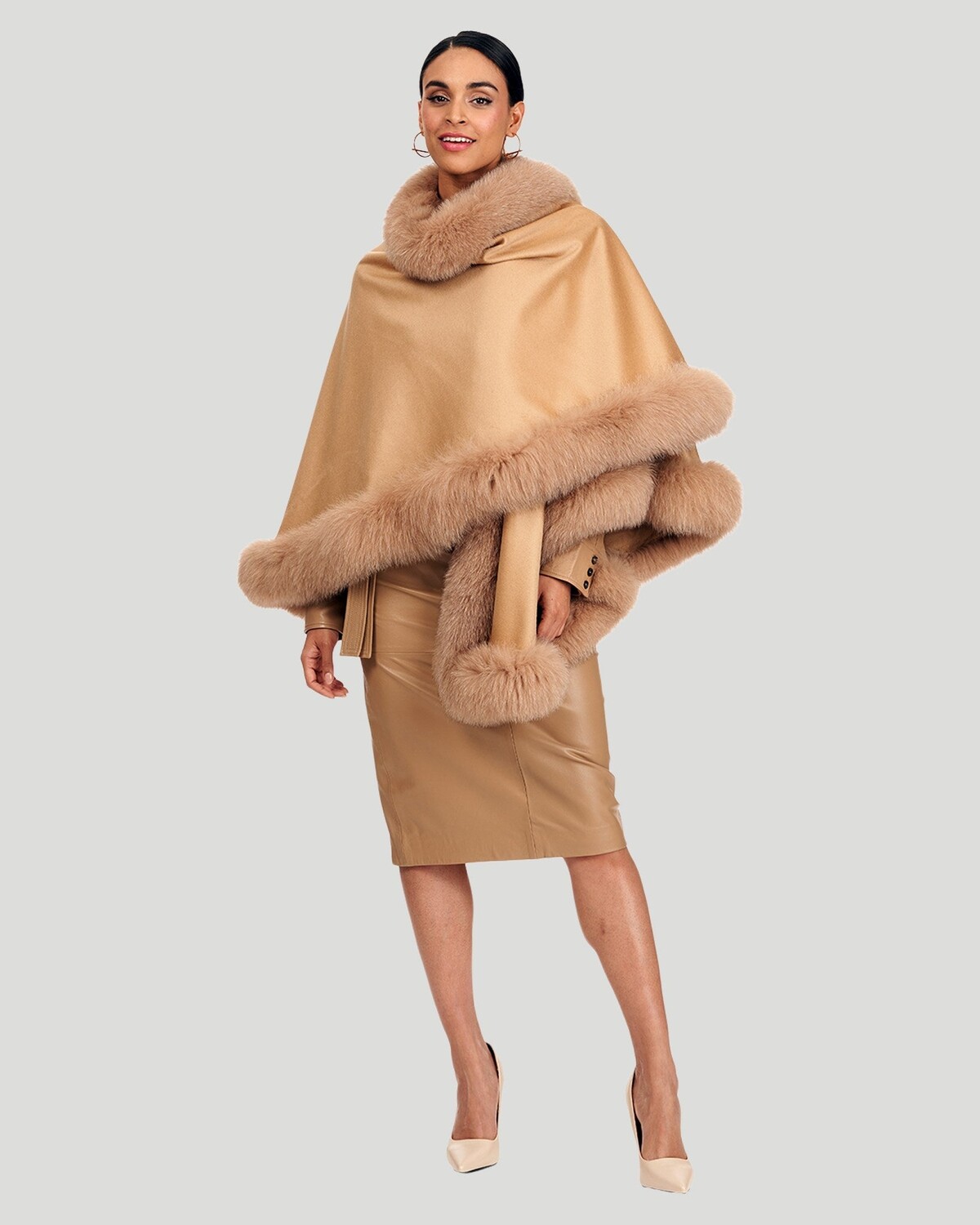 

Кашемировая шапочка с отделкой из лисы GORSKI, цвет Light Camel