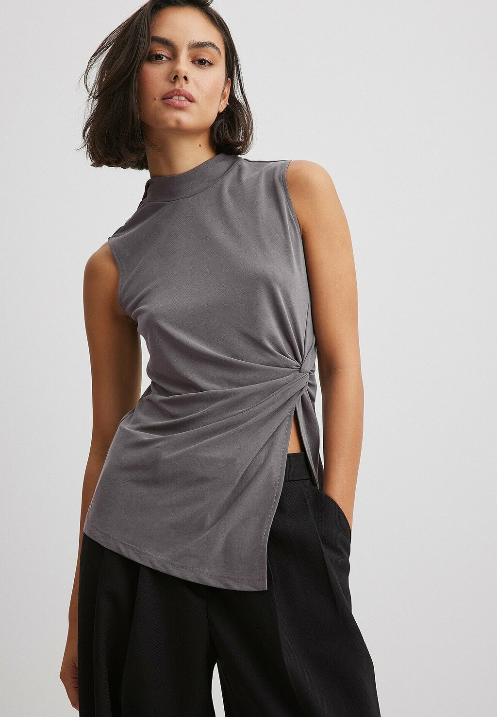 

Топ MIT HOHEM HALSAUSSCHNITT UND SEITENSCHLITZ NA-KD, цвет dark grey