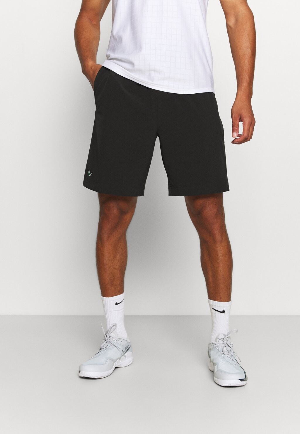 

Спортивные шорты Lacoste