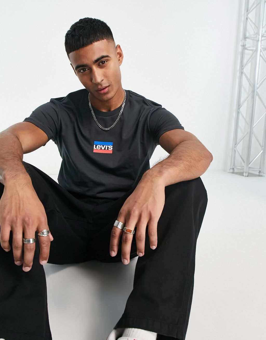 

Черная футболка Levi's со спортивным логотипом на груди