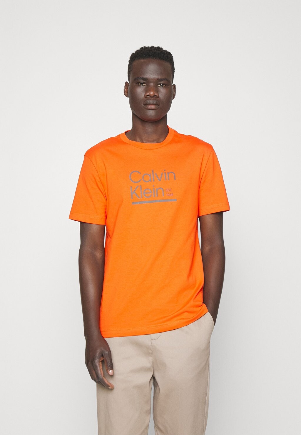 

Футболка с принтом Calvin Klein, оранжевый