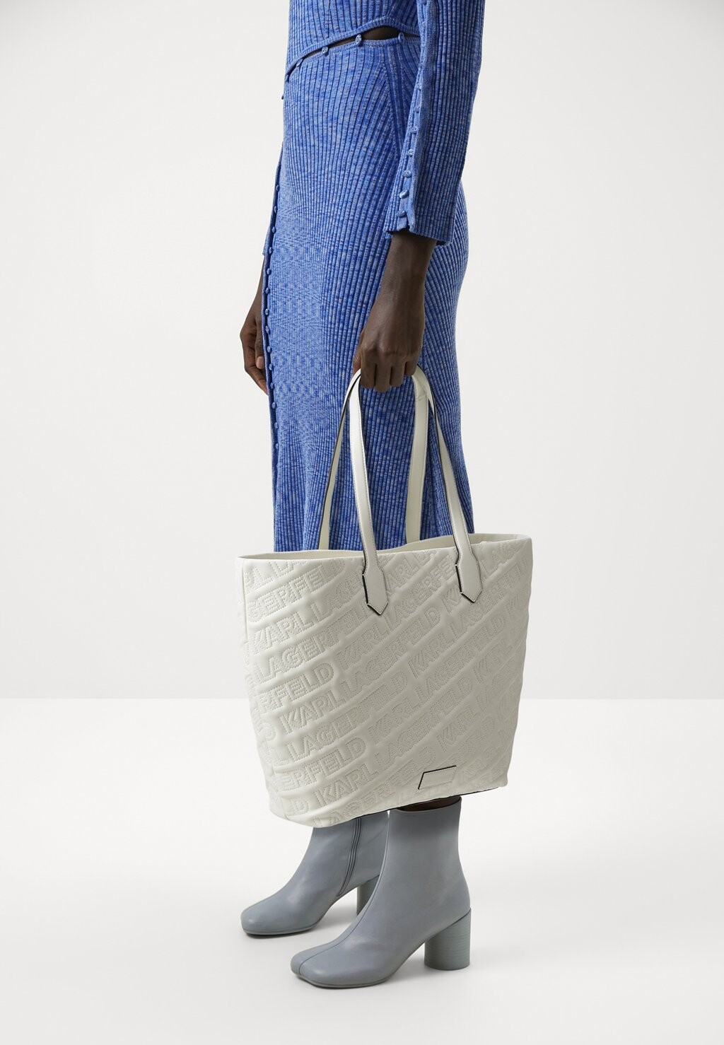 

Сумка для покупок ESSENTIAL KUILT TOTE KARL LAGERFELD, крем