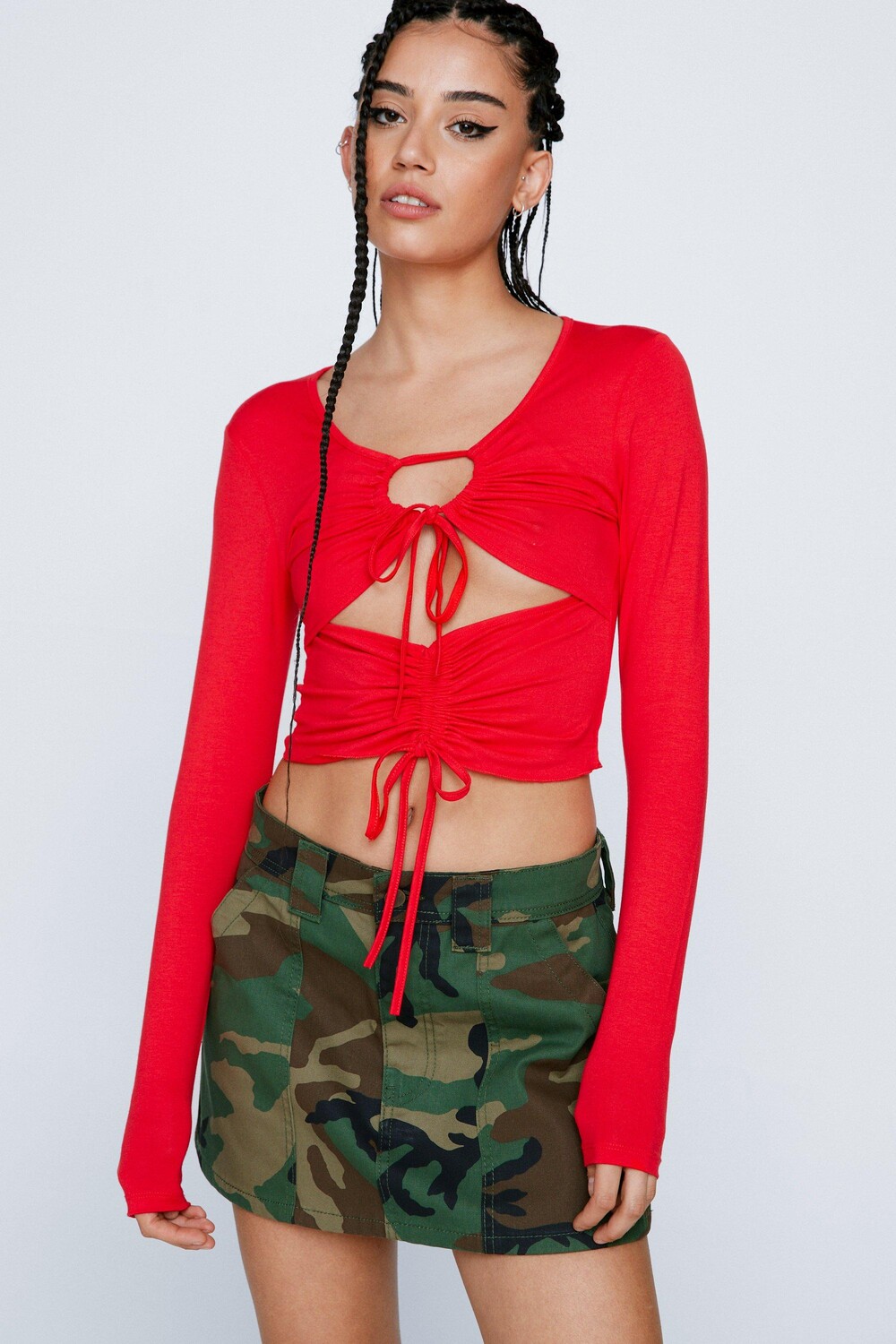 

Топ с длинными рукавами и вырезами со сборками и завязками Nasty Gal, красный